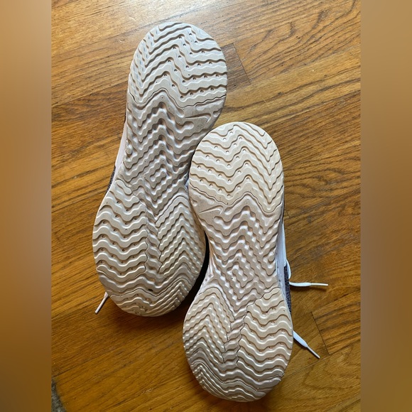 Nike Flyknit Odyssey React - Picture 3 of 5